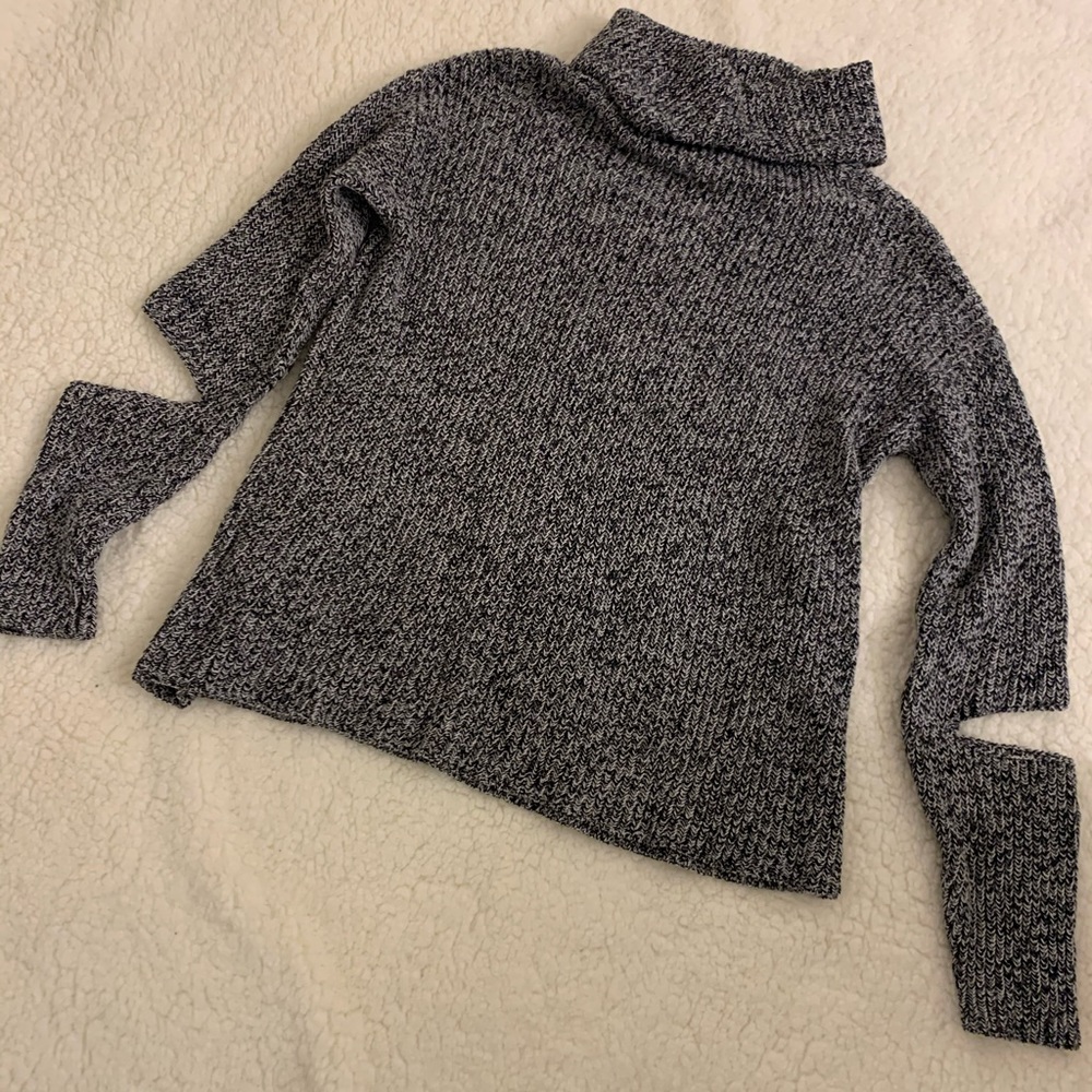 Vince Camuto XS black and white turtleneck 🌞